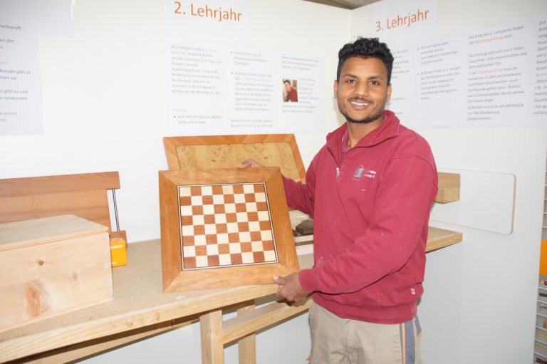 Schreinerei Benno Huber schenkt am Tag des Schreiners ca 500 Tassen